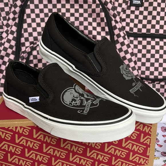 Vans Men’s Classic Slip-0n
Love You To Death Black/True Wht
VN0A5JMH6BT
Sneakers - Picture 6 of 16